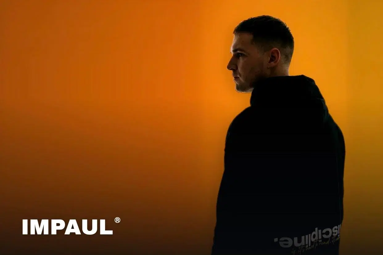 Pablo Jaurena sobre fondo naranja, imagen de la marca ImPaul